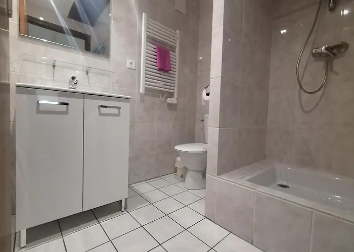 - Latre Location * Λούρδη